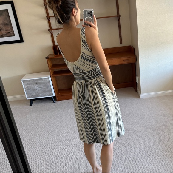 Chic and Flattering Hamptons Dress - Picture 5 of 11